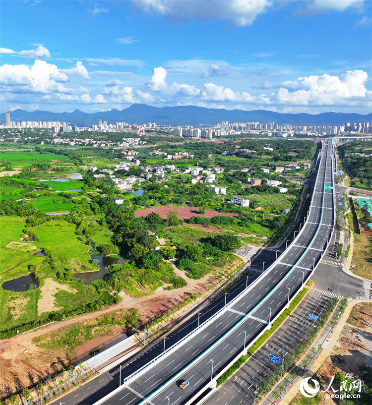 近日，江西省贛州市蓉江三路快速路初具雛形。人民網 朱海鵬攝