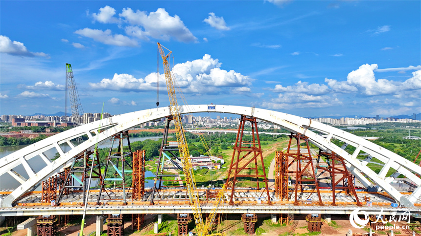 工人忙著安裝架設鋼結構件。人民網 朱海鵬攝