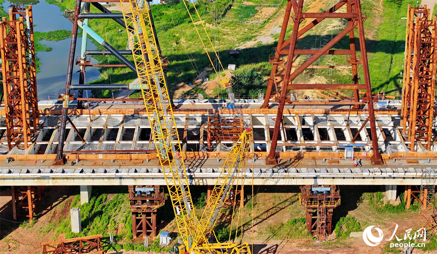 工人忙著安裝架設鋼結構件。人民網 朱海鵬攝