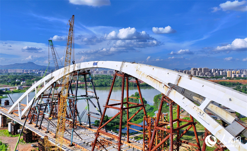 工人忙著安裝架設鋼結構件。人民網 朱海鵬攝