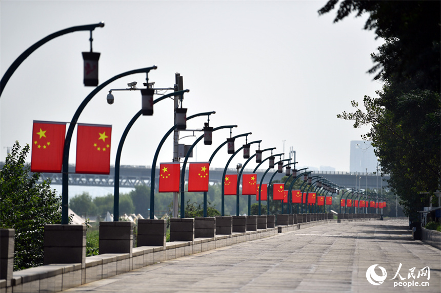 國慶節即將到來，江西南昌城懸掛著的國旗營造出喜慶祥和的節日氛圍。 人民網記者 時雨攝