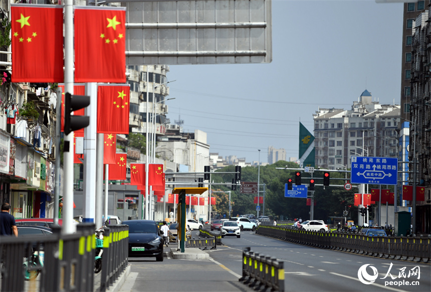 國慶節即將到來，江西南昌城懸掛著的國旗營造出喜慶祥和的節日氛圍。 人民網記者 時雨攝