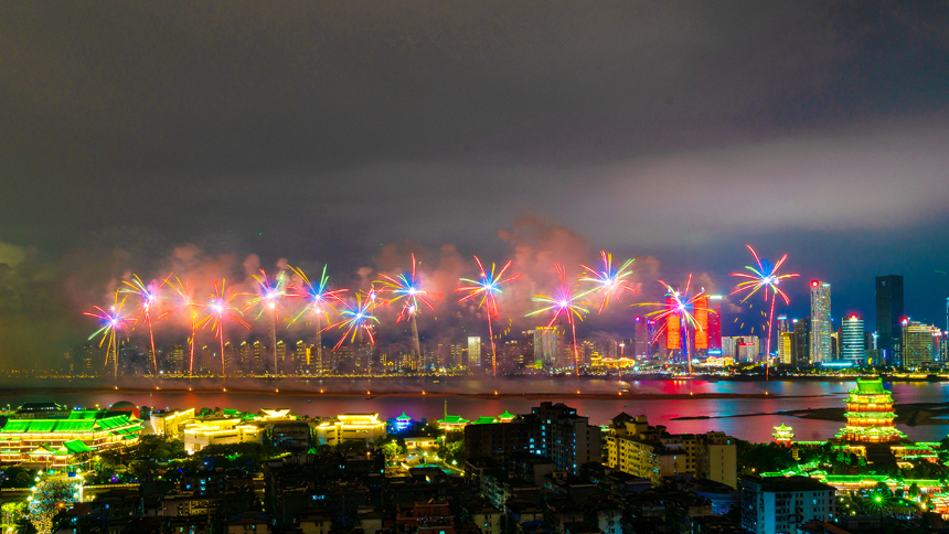 10月1日晚，江西省南昌市，五彩繽紛的煙花在贛江之心老官洲升騰而起，美不勝收，令人流連忘返。劉屹靖攝