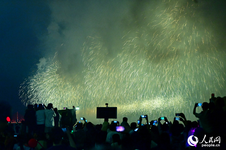 10月1日晚，絢爛多彩的煙花在贛江兩岸閃耀，游客競相觀看拍照留念。人民網 朱海鵬攝