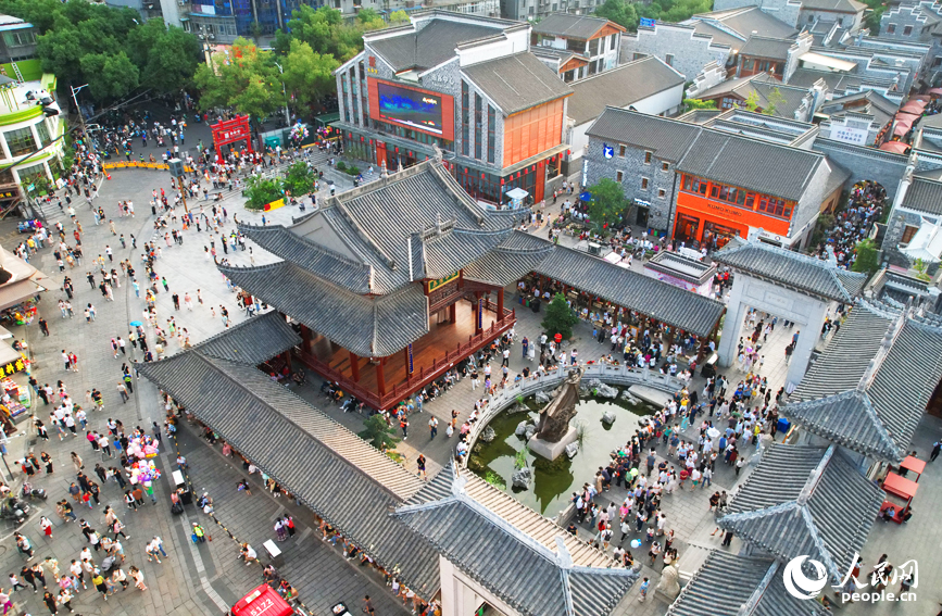 南昌市萬壽宮歷史文化街區人山人海,熱鬧非凡。人民網記者 毛思遠攝