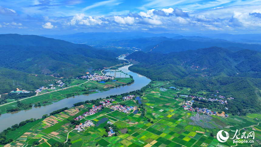 航拍信豐縣西牛鎮東甫村，宛如一幅秋季美麗鄉村畫卷。人民網 朱海鵬攝