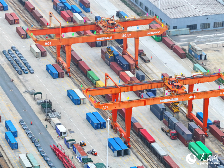 大型吊裝設備在裝運出口的國產電動載人汽車。人民網 朱海鵬攝