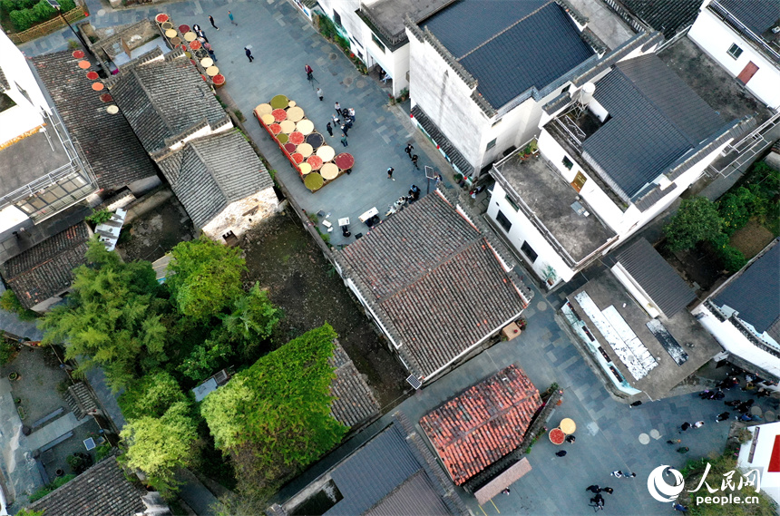 婺源縣秋口鎮王村石門自然村，游客們在曬場上觀賞曬秋美景。 人民網記者 時雨攝
