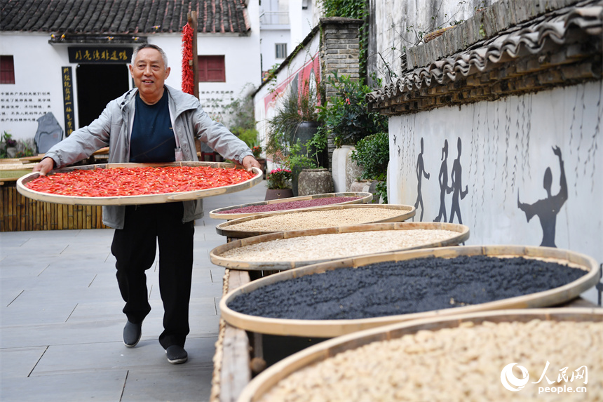 村民將曬匾搬到曬場晾曬。 人民網記者 時雨攝