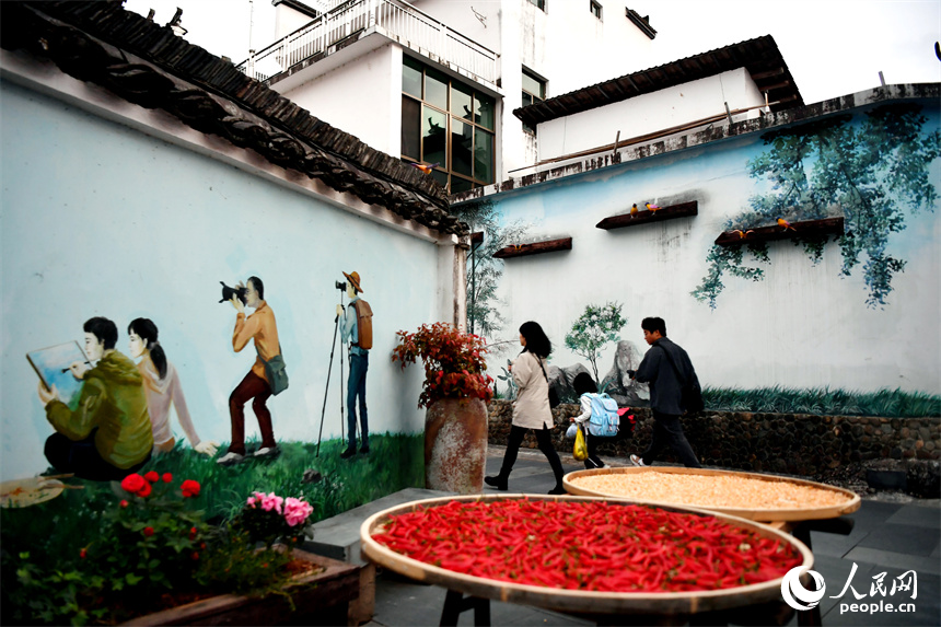 婺源縣秋口鎮王村石門自然村一派秀美鄉村的景象。人民網記者 時雨攝