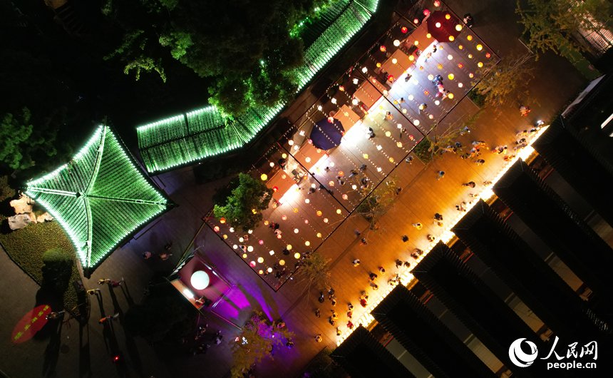 游客夜游滕王閣。人民網記者 毛思遠攝