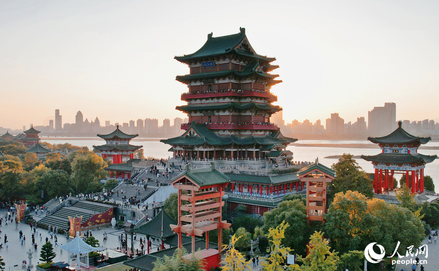 游客登上滕王閣，遠眺南昌一江兩岸美景，飽覽贛江秋色。人民網記者 毛思遠攝