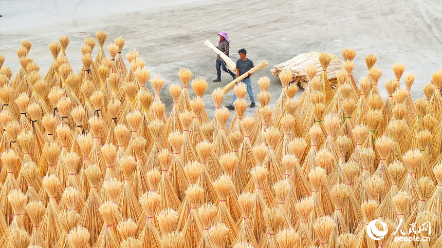 近日，江西省撫州市廣昌縣旴江鎮清水村的一家毛竹加工基地，村民在晾曬竹絲。人民網 朱海鵬攝