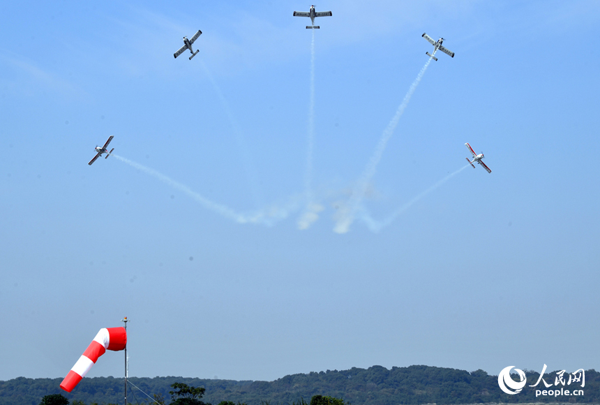 通航儀式上舉行了精彩的飛行動態表演。 人民網記者 時雨攝