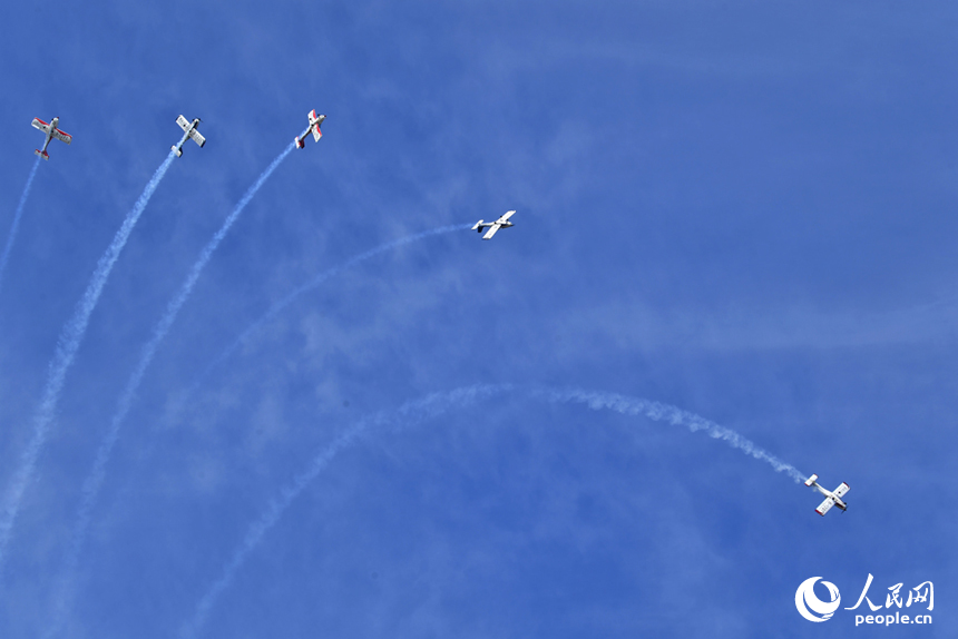 通航儀式上舉行了精彩的飛行動態表演。 人民網記者 時雨攝