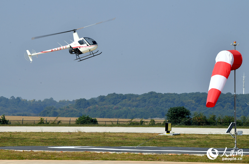 通航儀式上舉行了精彩的飛行動態表演。 人民網記者 時雨攝