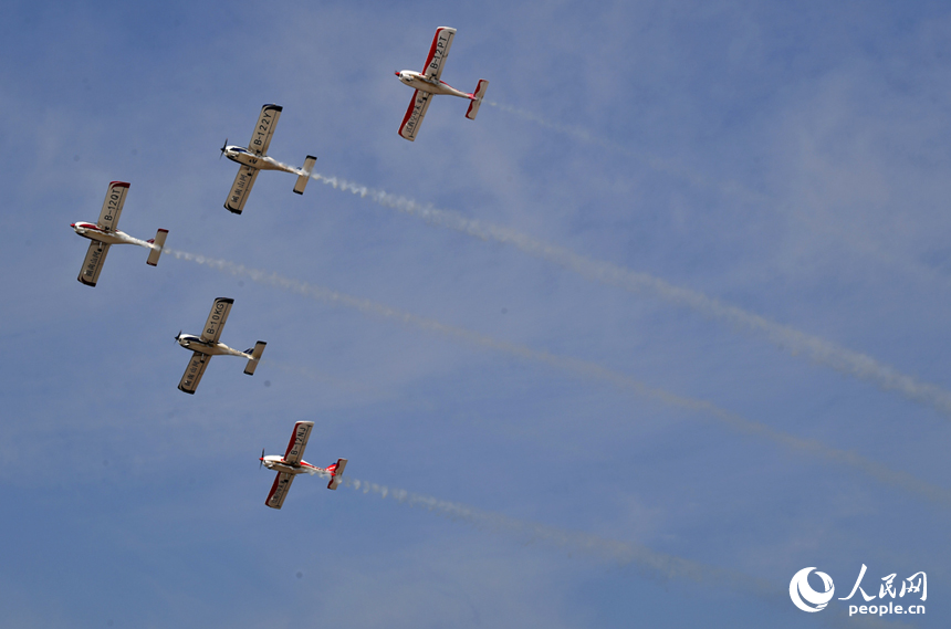 通航儀式上舉行了精彩的飛行動態表演。 人民網記者 時雨攝
