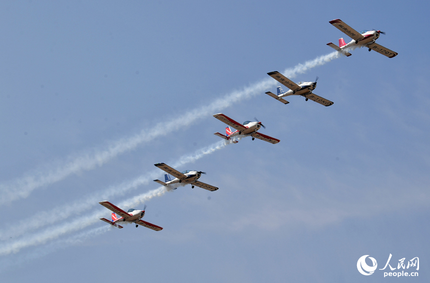 通航儀式上舉行了精彩的飛行動態表演。 人民網記者 時雨攝