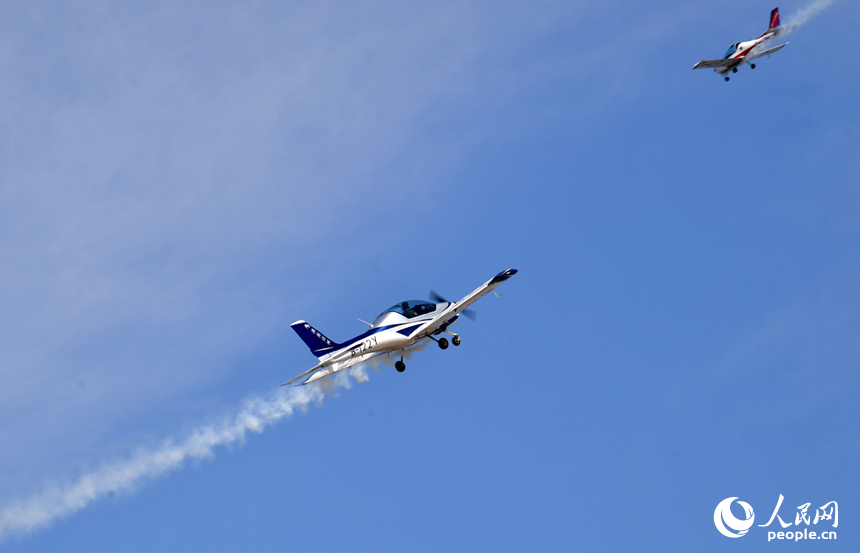 通航儀式上舉行了精彩的飛行動態表演。 人民網記者 時雨攝