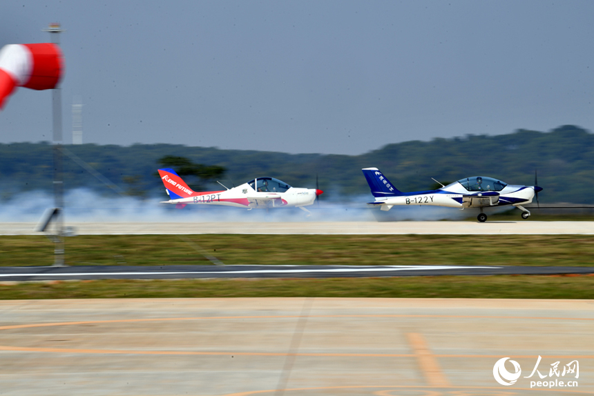 通航儀式上舉行了精彩的飛行動態表演。 人民網記者 時雨攝