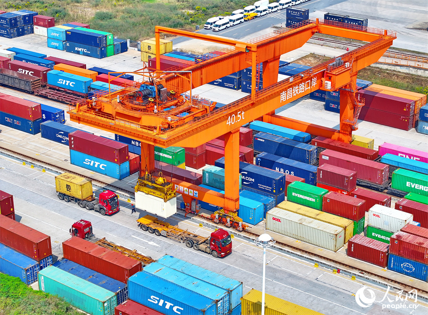 江西省南昌國際陸港內車水馬龍，一片繁忙。人民網 朱海鵬攝