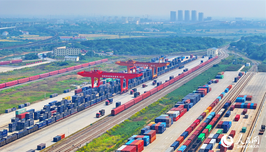 江西省南昌國際陸港內車水馬龍，一片繁忙。人民網 朱海鵬攝