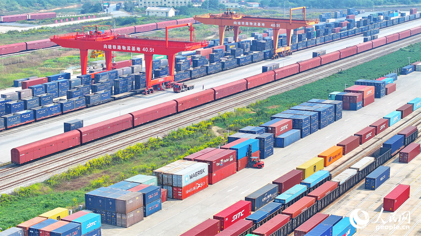 江西省南昌國際陸港內車水馬龍，一片繁忙。人民網 朱海鵬攝