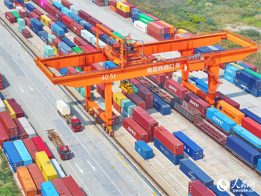 江西省南昌國際陸港內車水馬龍，一片繁忙。人民網 朱海鵬攝