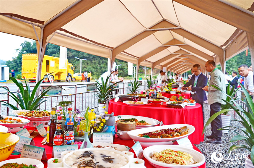 “魚王爭霸”烹飪大賽中，各式各樣的富硒生態魚美食新鮮出爐，讓游客大飽眼福。人民網 朱海鵬攝