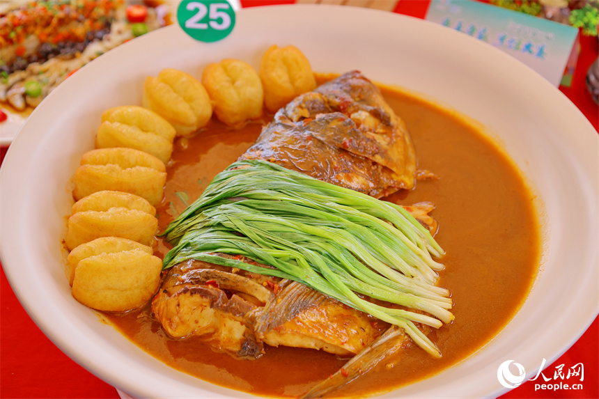 “魚王爭霸”烹飪大賽中，各式各樣的富硒生態魚美食新鮮出爐，讓游客大飽眼福。人民網 朱海鵬攝