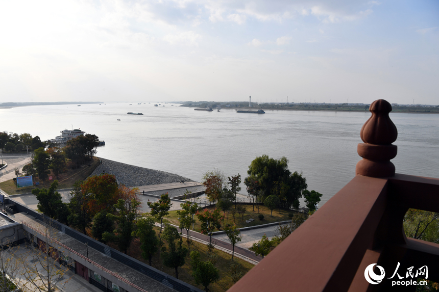 長江彭澤段岸線黃金水道與岸邊美景交相呼應。 人民網記者 時雨攝