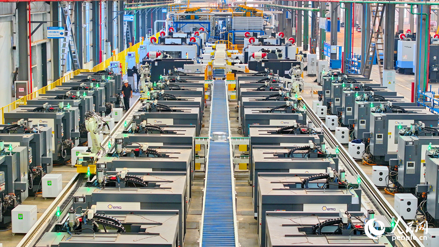 車間內，工人在操作新型智能設備趕制出口輪轂訂單產品。人民網 朱海鵬攝