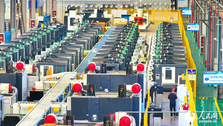 車間內，工人在操作新型智能設備趕制出口輪轂訂單產品。人民網 朱海鵬攝