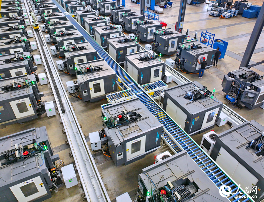 車間內，工人在操作新型智能設備趕制出口輪轂訂單產品。人民網 朱海鵬攝