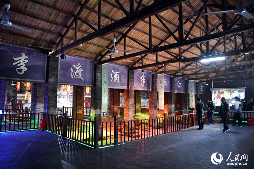 游客們在李渡元代燒酒作坊遺址古窖群參觀。 人民網記者 時雨攝