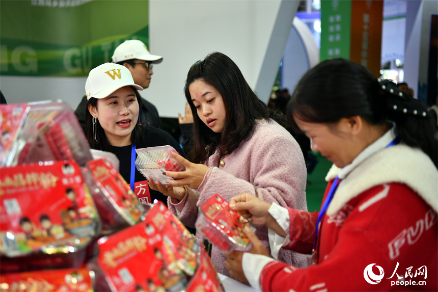 參加綠博會的展商向市民介紹展出的產品。 人民網記者 時雨攝