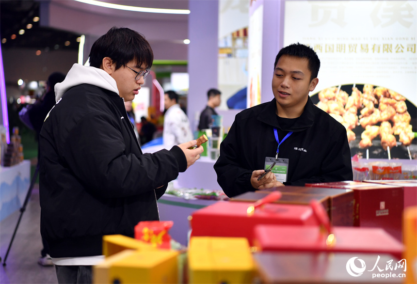 參加綠博會的展商向市民介紹展出的產品。 人民網記者 時雨攝