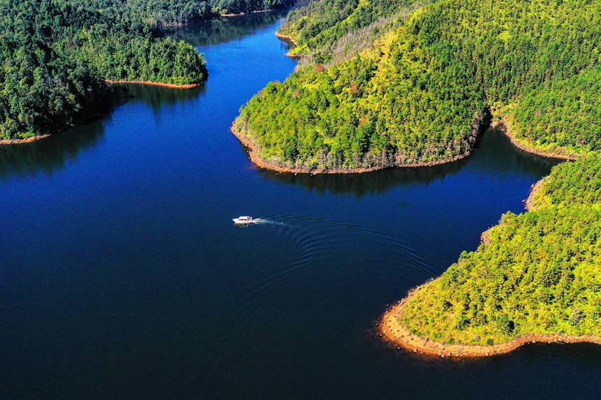 航拍江西省贛州市定南縣巋美山鎮洋前壩水庫。詹繼成攝