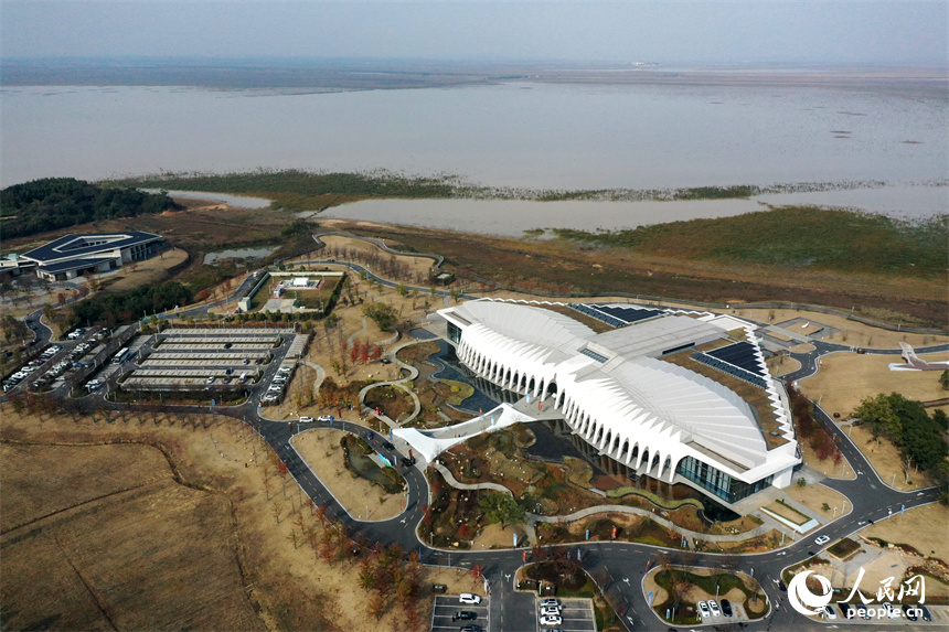 航拍鏡頭下的吳城候鳥小鎮景區生態文明展示館，猶如展翅的白鶴矗立在鄱陽湖畔。 人民網記者 時雨攝