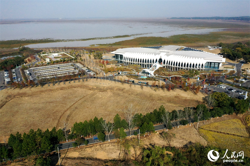 航拍鏡頭下的吳城候鳥小鎮景區生態文明展示館，猶如展翅的白鶴矗立在鄱陽湖畔。 人民網記者 時雨攝