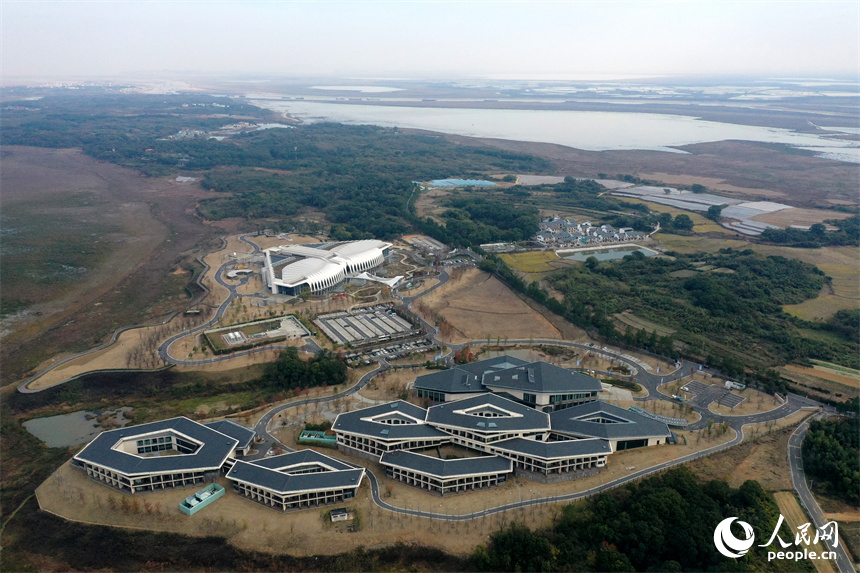 航拍鏡頭下的吳城候鳥小鎮景區生態文明展示館，猶如展翅的白鶴矗立在鄱陽湖畔。 人民網記者 時雨攝