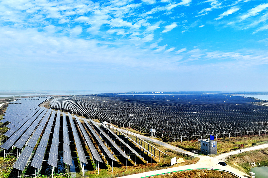 航拍鏡頭下的國家電投共青紅星光伏電站。潘成攝