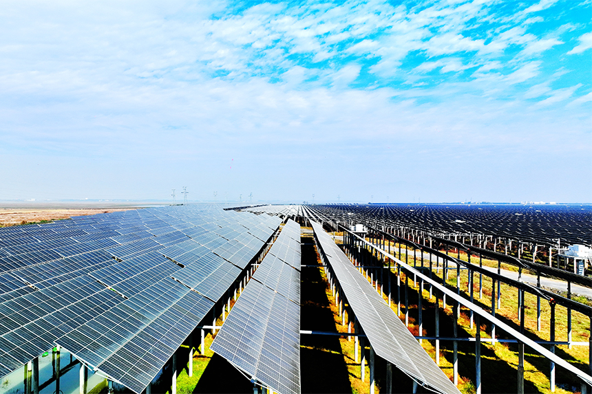 航拍鏡頭下的國家電投共青紅星光伏電站。潘成攝