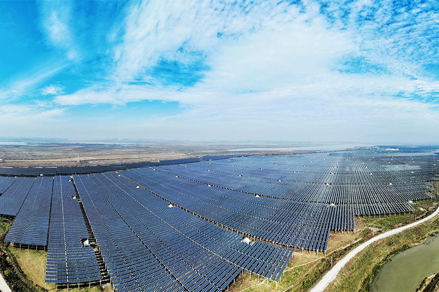 航拍鏡頭下的國家電投共青紅星光伏電站。潘成攝