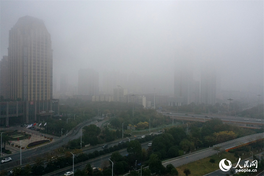 5日清晨，南昌被大霧籠罩。 人民網記者 時雨攝