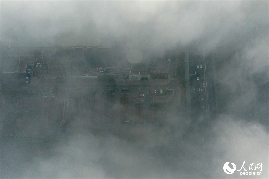 5日清晨，南昌被大霧籠罩。 人民網記者 時雨攝