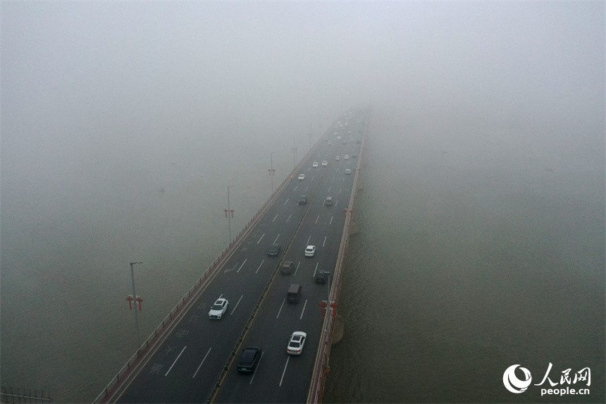 大霧籠罩，能見度低。人民網記者 時雨攝