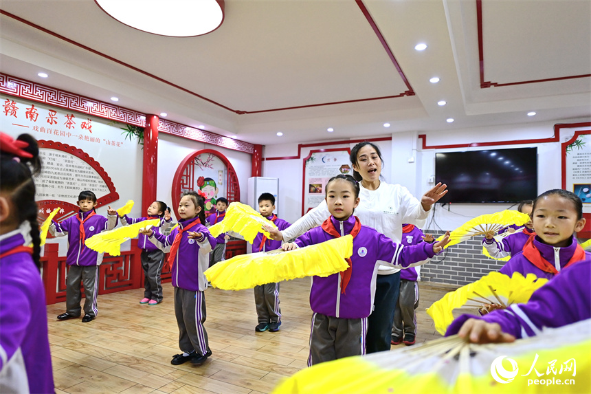 在贛州市厚德路小學，老師在傳授贛南采茶戲表演動作。人民網 朱海鵬攝 