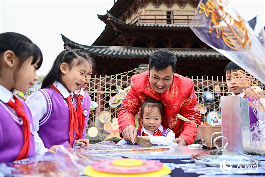 學生在客家非遺小課堂上學習糖畫制作技藝。人民網 朱海鵬攝