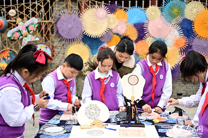 學生在客家非遺小課堂上學習拓片制作技藝。人民網 朱海鵬攝 